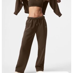 ALO Yoga Women's Accolade straight leg sweatpants in Espresso